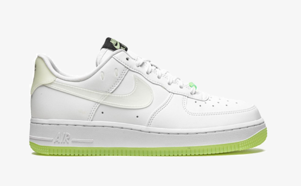 Nike AirForce 1 Low '07 sneakers have a Nike day